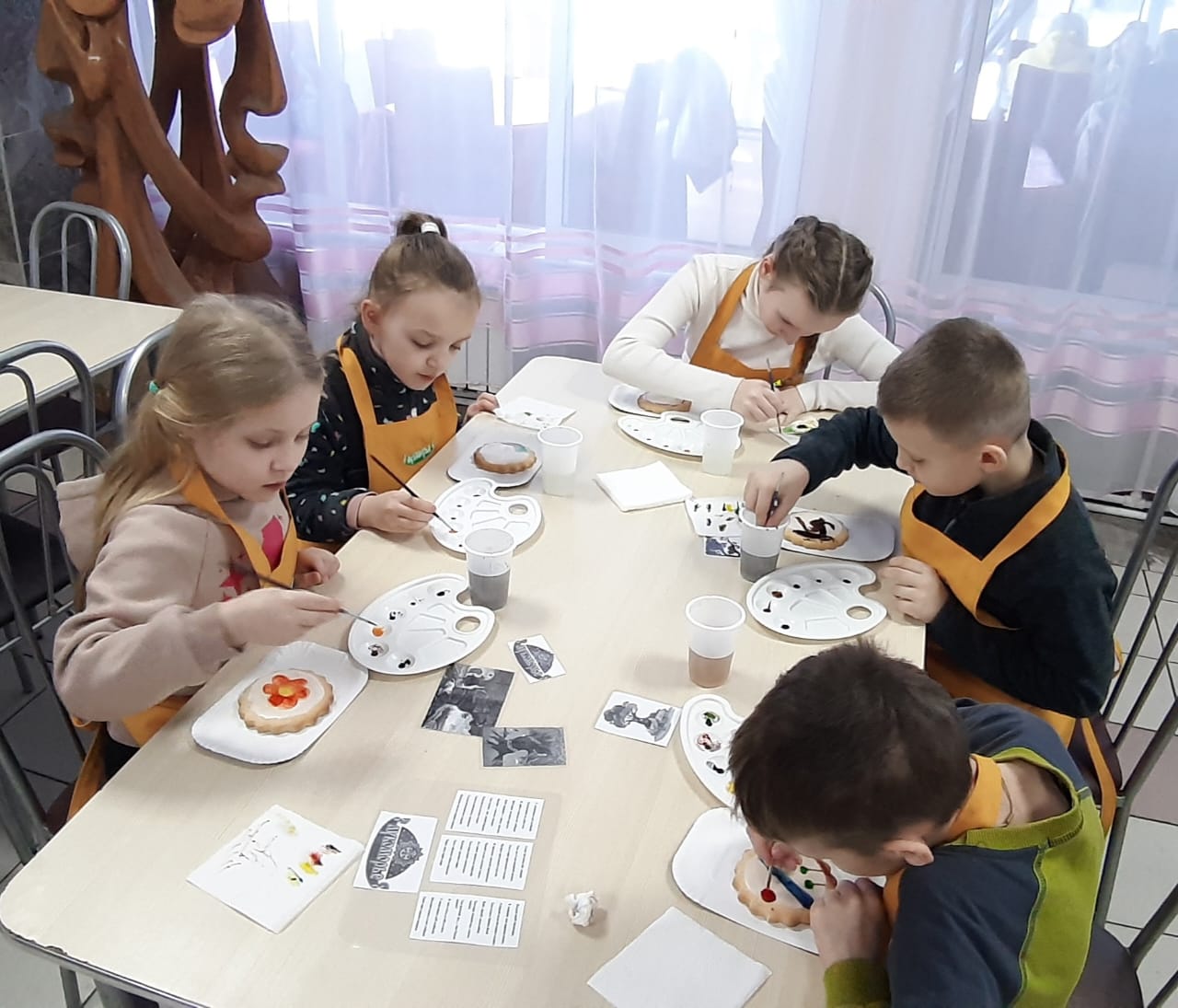 У Лукоморья сосны и берёзы И много деревянных там скульптур….